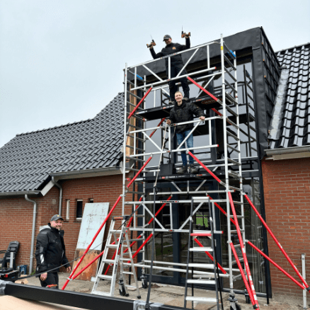 Montage van zonwering met een steiger